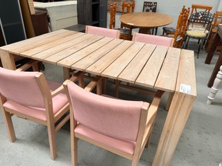 Silla de comedor tapizada rosa