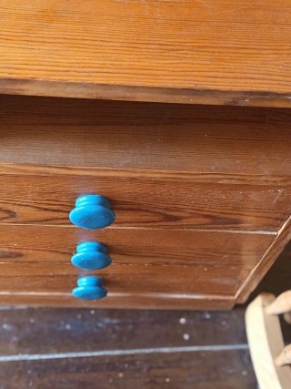 Mesita de noche madera pino con tiradores azules