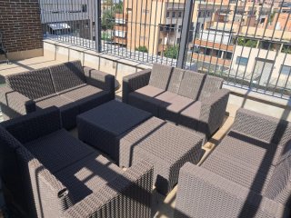 Salón terraza con mesas y sofás