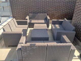 Salón terraza con mesas y sofás