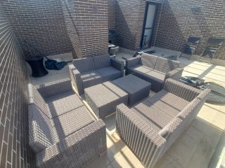 Salón terraza con mesas y sofás