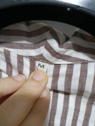 Camicia a righe marrone e bianca