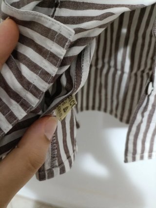 Camicia a righe marrone e bianca