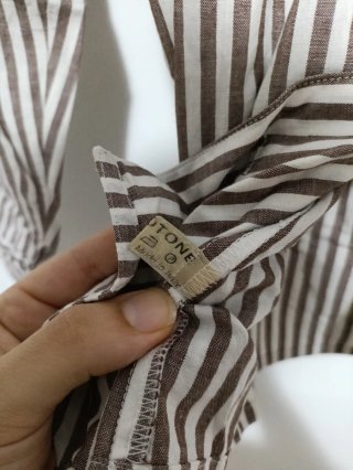 Camicia a righe marrone e bianca