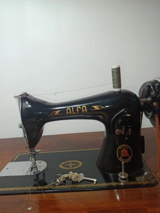 Máquina de coser Alfa antigua