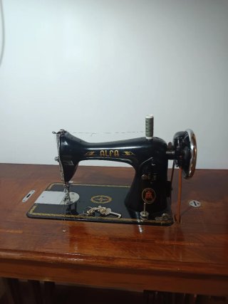 Máquina de coser Alfa antigua