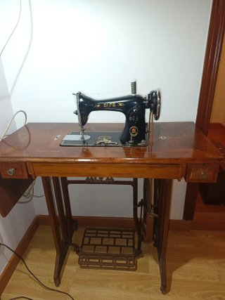Máquina de coser Alfa antigua