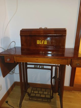 Máquina de coser Alfa antigua