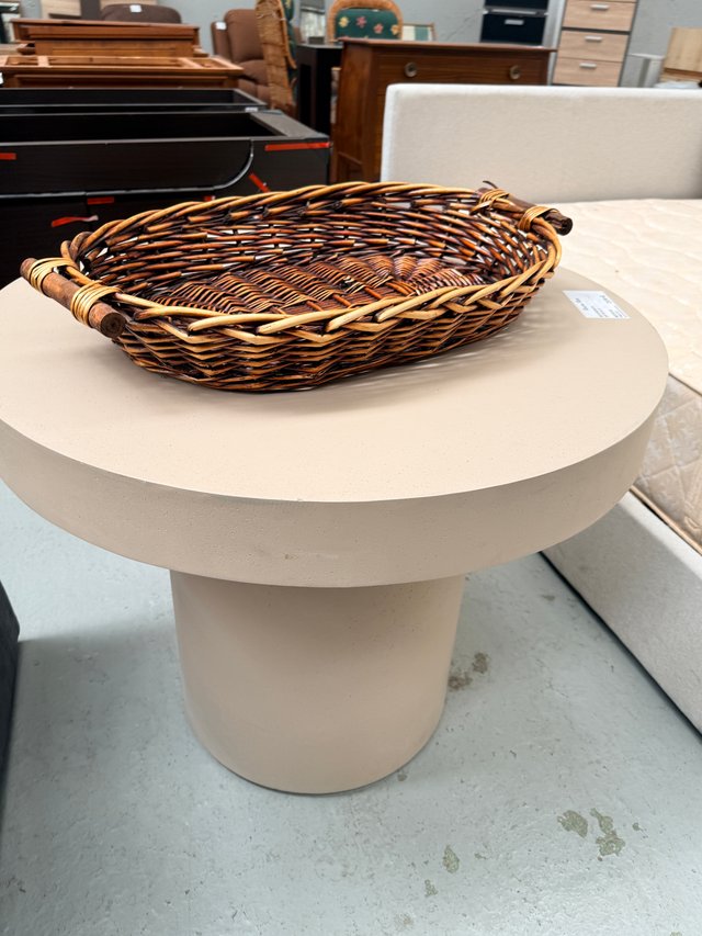 Mesa auxiliar redonda beige y marrón