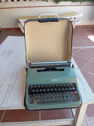 Máquina de escribir Olivetti Lettera 32 portátil