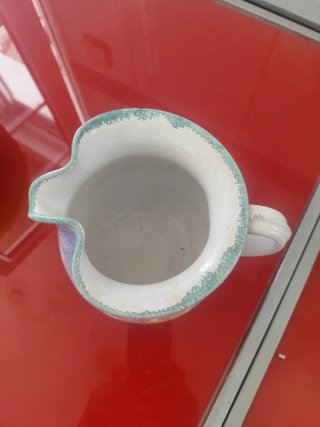 Jarra de cerámica pintada a mano