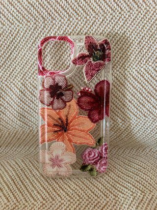 Funda iPhone 13 Flores Bordadas