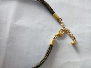 Collar hilo verde dorado