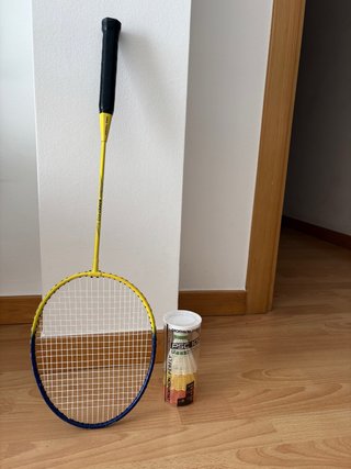 Raqueta de bádminton amarilla y negra
