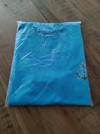 Camiseta azul con ancla