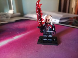 Lego Marvel Knull con Espada Roja