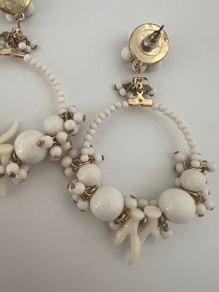 Pendientes detalles coral crema