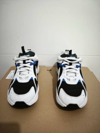 Zapatillas deportivas negras, blancas y azules