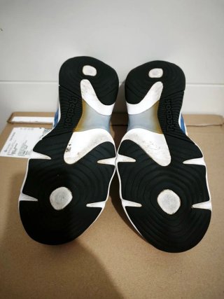 Zapatillas deportivas negras, blancas y azules