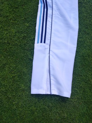 Pantalón deportivo blanco y azul