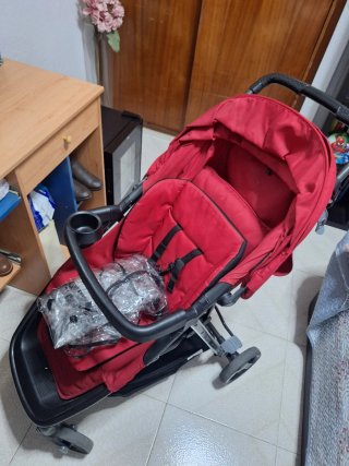 Carrito de bebé rojo en buen estado