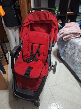Carrito de bebé rojo en buen estado