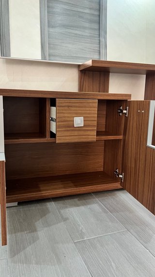 Mueble recibidor marrón con espejo