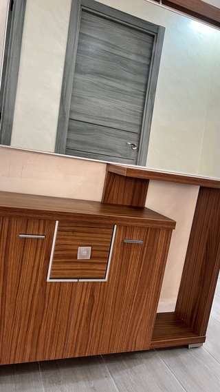 Mueble recibidor marrón con espejo