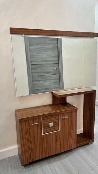 Mueble recibidor marrón con espejo