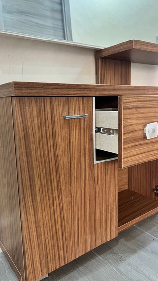 Mueble recibidor marrón con espejo