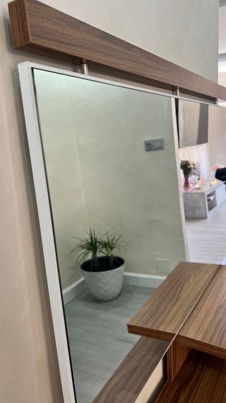 Mueble recibidor marrón con espejo