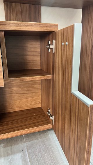 Mueble recibidor marrón con espejo