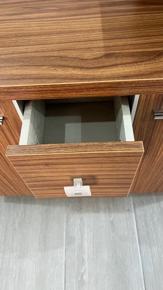 Mueble recibidor marrón con espejo