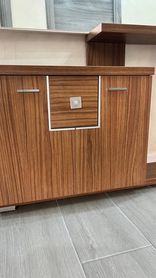 Mueble recibidor marrón con espejo