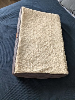 Cama para perro con funda beige y gris.