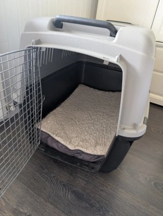 Cama para perro con funda beige y gris.