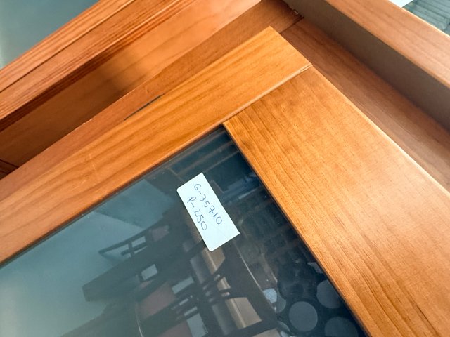 Aparador de madera con puertas de cristal