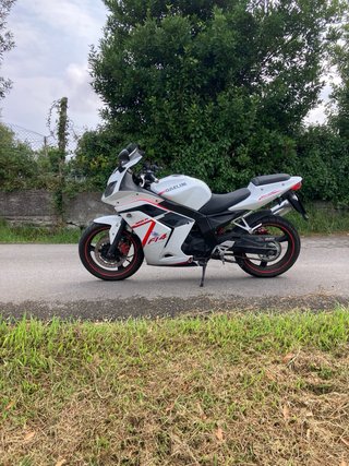 Daelim Roadwin 250R deportiva blanca
