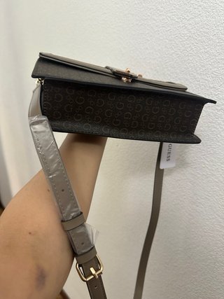 Bolso Guess Marrón y Beige