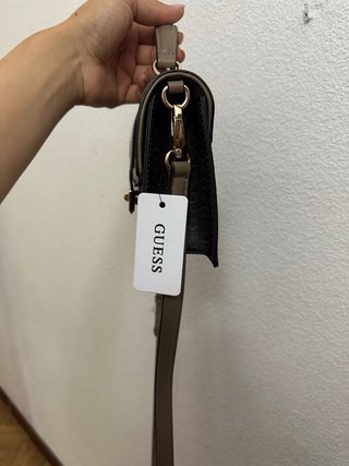 Bolso Guess Marrón y Beige
