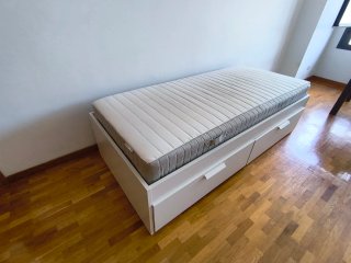 Cama individual blanca con cajones