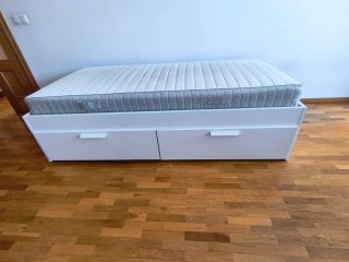 Cama individual blanca con cajones