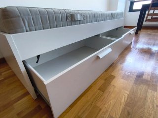 Cama individual blanca con cajones