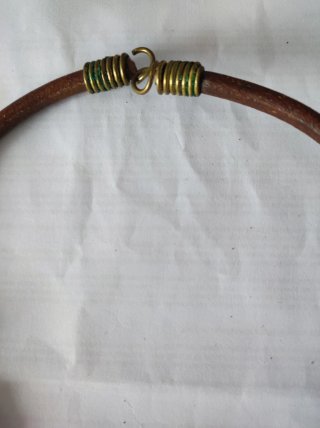 Collar de cuero y metal