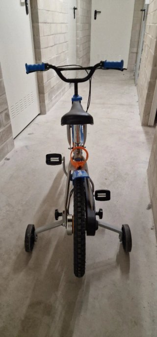 Bicicleta infantil con ruedines