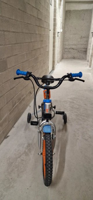 Bicicleta infantil con ruedines