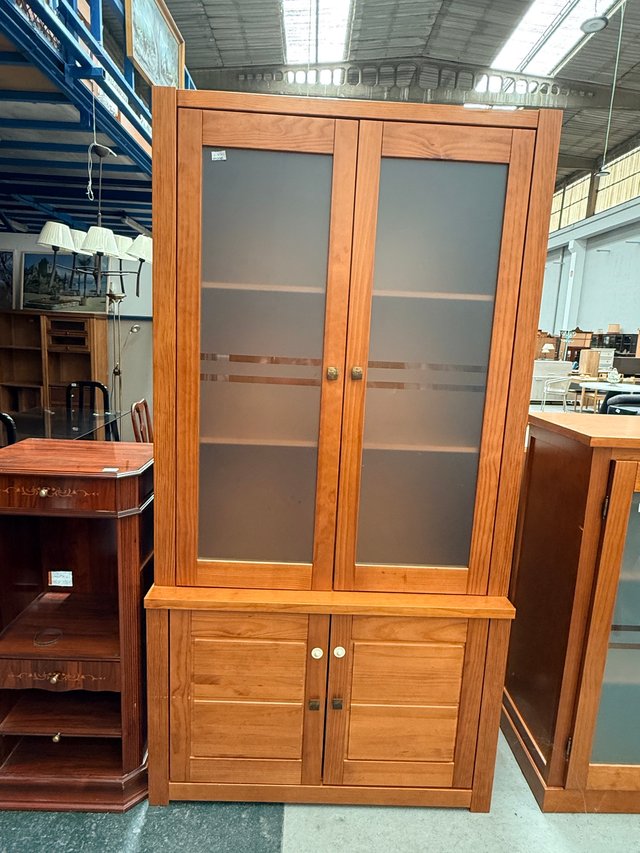 Mueble vitrina de madera y cristal