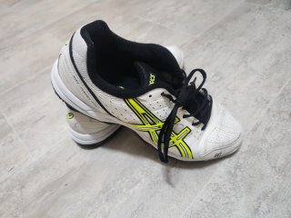 Deportivas Asics Blancas y Amarillas Talla 44.5