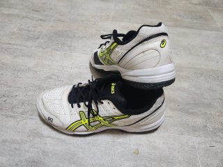 Deportivas Asics Blancas y Amarillas Talla 44.5
