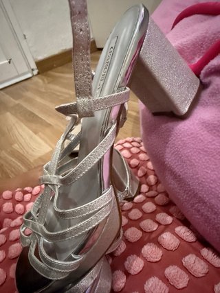 Tacones plateados con brillos